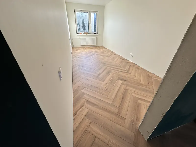 Kalasaba laminaatparkett kitsas toas, vaade ukseavast akna poole